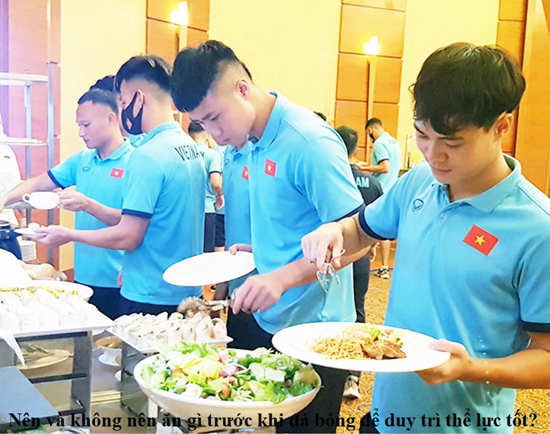 nen-va-khong-nen-an-gi-truoc-khi-da-bong-de-duy-tri-the-luc-tot
