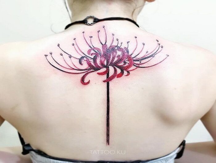 Hình xăm hoa bỉ ngạn to sau gáy 